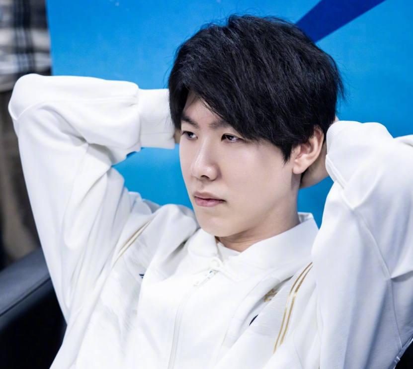 LCK女主持尹秀彬晒照：新的个人主页照片