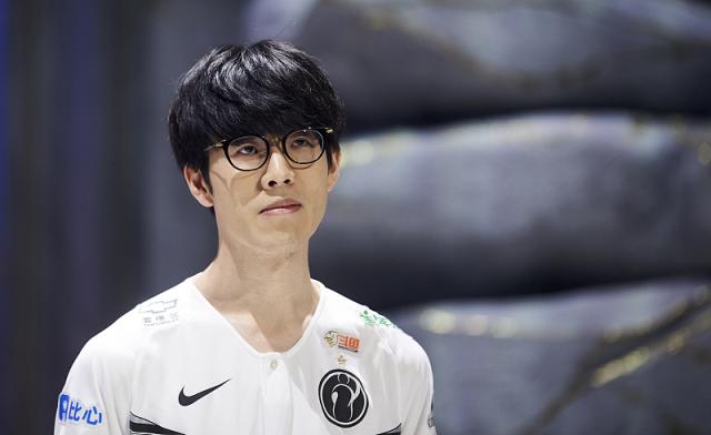 姿态阿卡丽+AJ石头人难逆天 姿态队老龙团一波爆炸不敌泡芙队